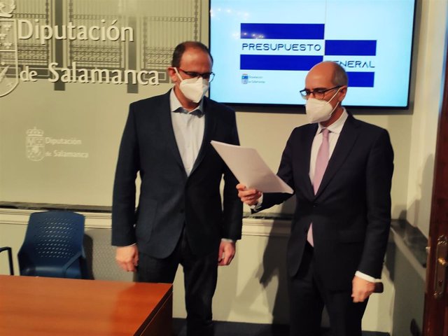 Antonio Luis Sánchez e Iglesias (D) en la presentación del proyecto de Presupuesto para 2022.