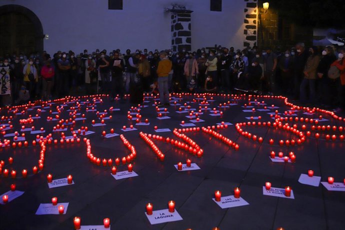 Un conjunto de velas encendidas formando la palabra 'juntos' durante una concentración en la Plaza de España de Los Llanos de Aridane, a 27 de diciembre de 2021, en La Palma, Santa Cruz de Tenerife, Canarias (España). 