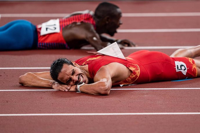 Archivo - El español Mohamed Katir, agotado tras acabar octavo en la final de 5000 metros de los Juegos de Tokyo 2020.