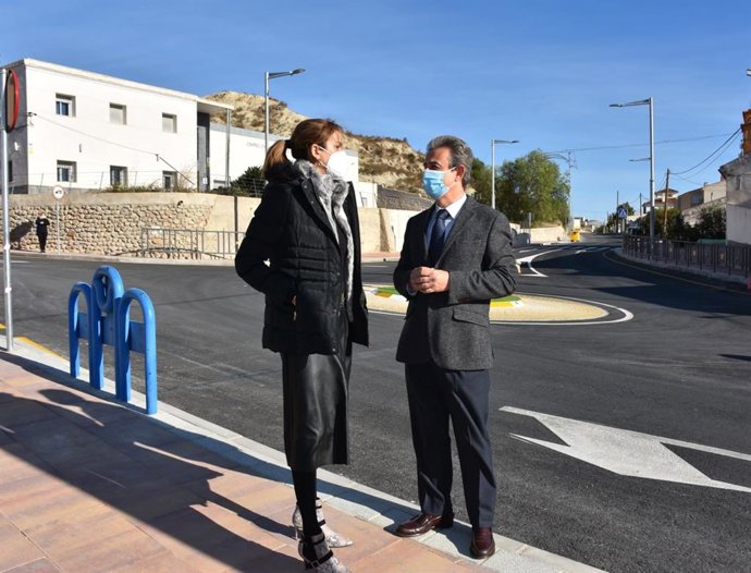 El director general de Carreteras, José Antonio Fernández Lladó, que junto a la alcaldesa de Archena, Patricia Fernández, en la inauguración
