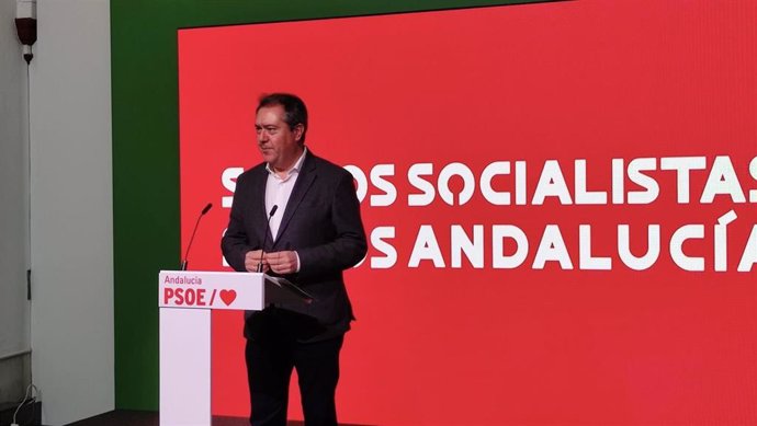 El secretario general del PSOE-A, Juan Espadas, en rueda de prensa este miércoles en la sede regional del partido