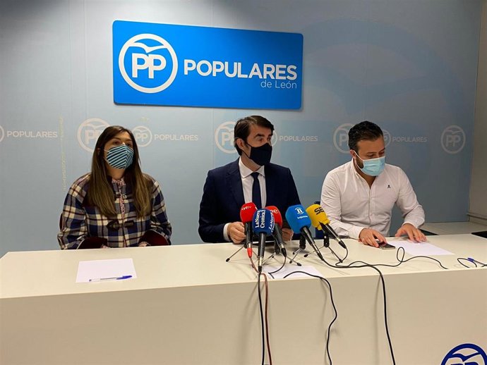 Juan Carlos Suárez-Quiñones -en el centro- presenta la ponencia 'Castilla y León Moderna' en León.