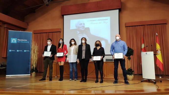 Armisen (C) junto a los premiados.