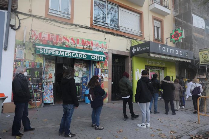 Varias personas hacen cola en una farmacia para adquirir un test de antígenos, a 23 de diciembre de 2021, en Madrid, (España). El Gobierno de la Comunidad de Madrid ha comprado 12 millones de tests de antígenos, seis que pondrán a disposición de los mad