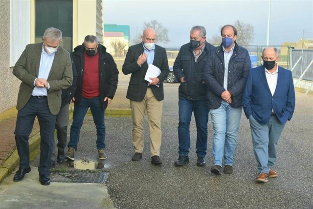 El consejero de Agricultura, Ganadería y Desarrollo Rural, Jesús Julio Carnero, en el centro, durante su visita al Consorcio de Promoción del Ovino.