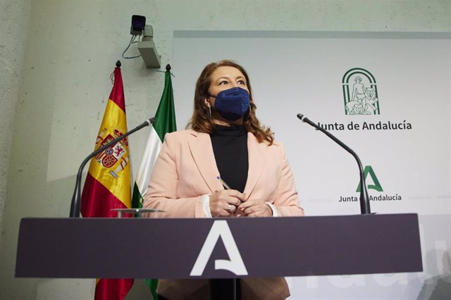 La consejera de Agricultura, Carmen Crespo, atiende a los medios de comunicación durante la rueda de prensa tras el consejo de gobierno, a 28 de diciembre de 2021 en Sevilla (Andalucía, España)