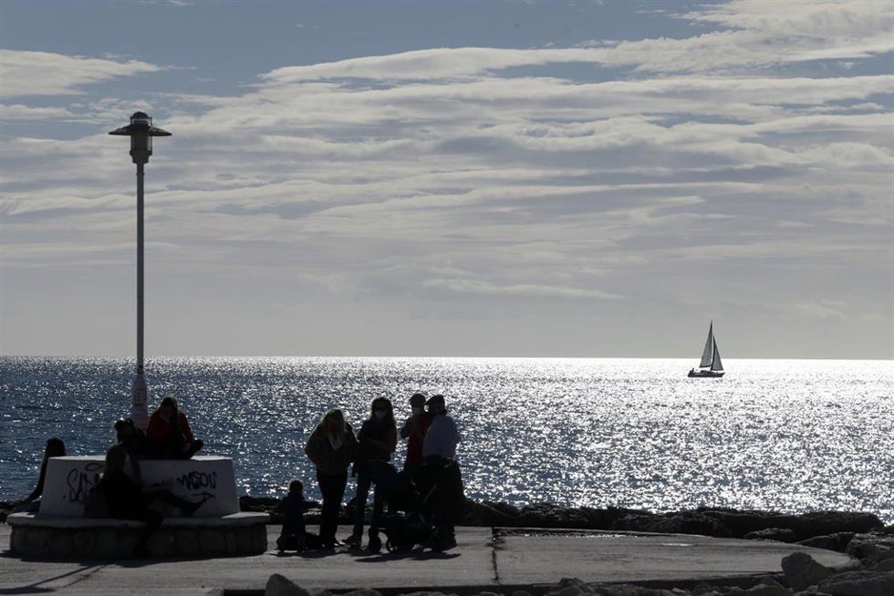 Malagueños, turistas y visitantes llenan las calles de Málaga en un domingo de Navidad con los comercios abiertos y temperaturas de 20 en el Paseo Marítimo de Pedregalejo a 26 de diciembre de 2021 en Málaga, Andalucía.