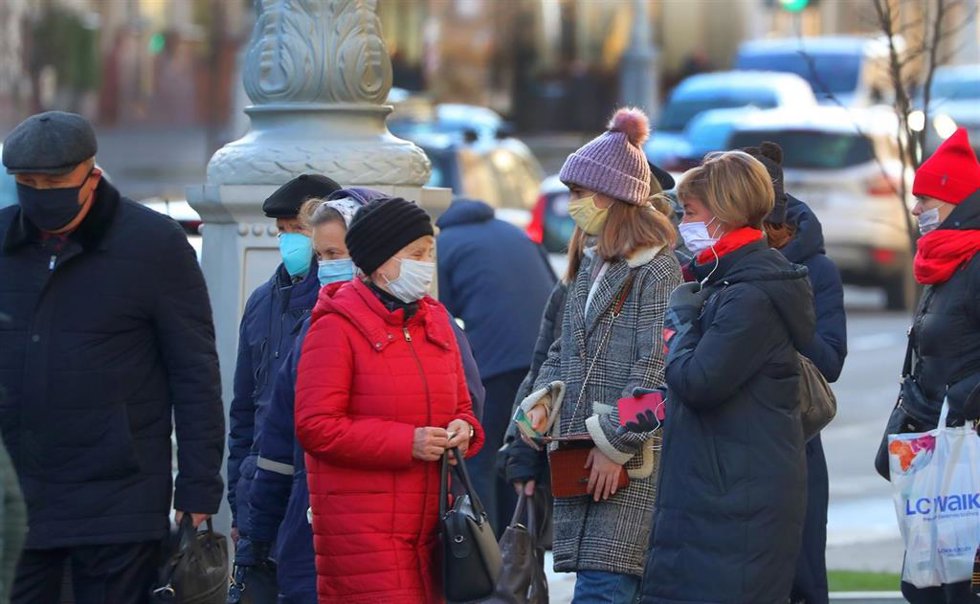 Archivo - Un grupo de personas en una calle de Bielorrusia.