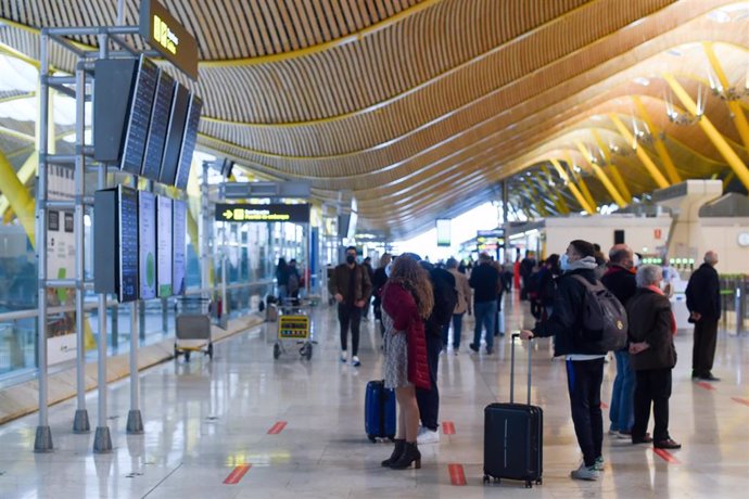 Varias personas en el aeropuerto de Adolfo Suárez, un día previo a la Nochebuena, a 23 de diciembre de 2021, en Madrid (España). 