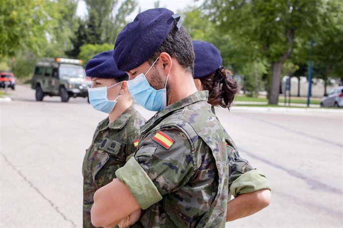 Archivo - Tres rastreadores del Ejército de Tierra momentos antes de iniciar labores de rastreo de contactos estrechos de Covid-19, en foto de archivo.