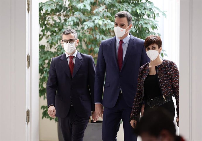 (I-D) El ministro de la Presidencia, Relaciones con las Cortes y Memoria Democrática, Félix Bolaños; el presidente del Gobierno, Pedro Sánchez; y la ministra Portavoz, Isabel Rodríguez.