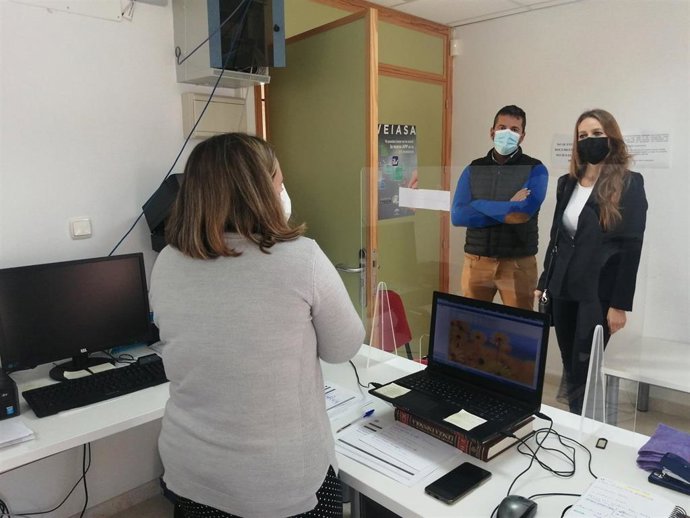 La delegada de Empleo, Formación y Trabajo Autónomo de la Junta en Granada, Virginia Fernández, en Torrenueva.