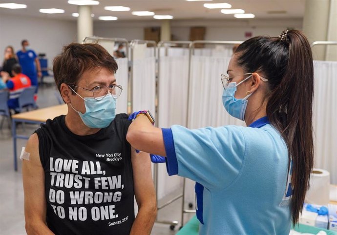 Archivo - Una sanitaria administra la vacuna contra el covid