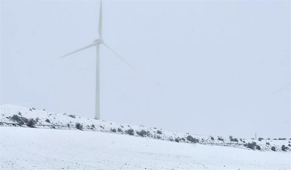 Archivo - Un molino eólico en un campo cubierto de nieve, a 23 de noviembre de 2021, en Maranchón, Guadalajara, Castilla La-Mancha (España).