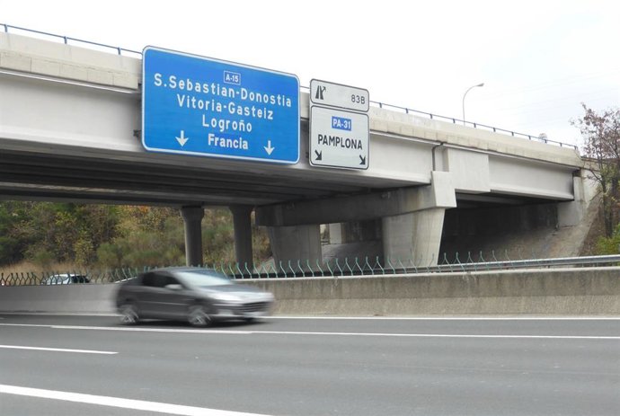 Archivo - Puente de la PA-30 sobre la AP-15, junto al polígono Talluntxe