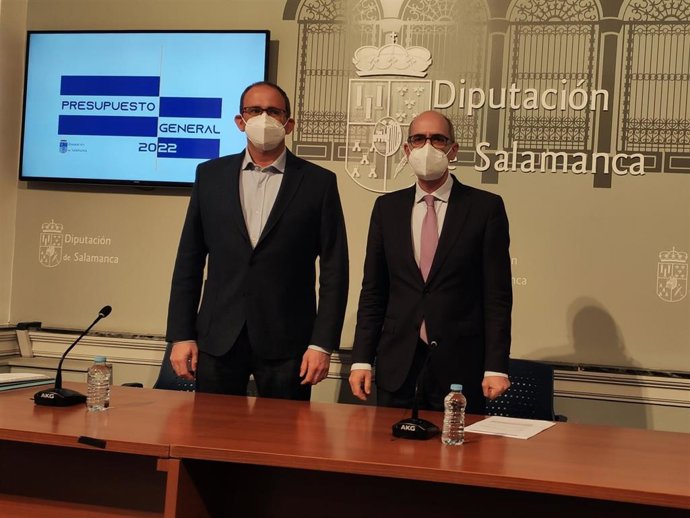 El presidente del PP de Salamanca, Javier Iglesias (derecha), junto al diputado provincial Antonio Luis Sánchez.