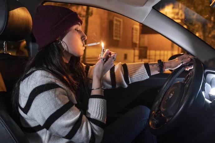 Una persona fuma en un coche, a 9 de diciembre de 2021, en Madrid (España). 