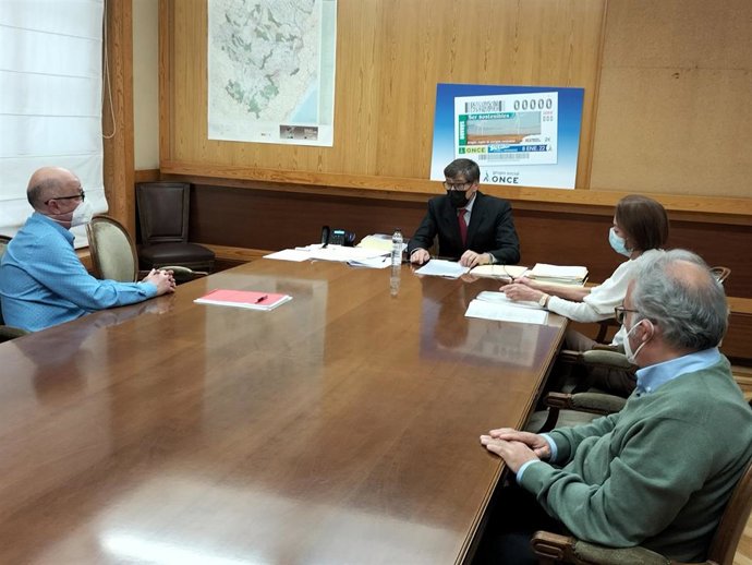 El vicepresidente y consejero de Industria y Turismo del Gobierno de Aragón, Arturo Aliaga, charla con el alcalde de Daroca, Álvaro Blasco, en la reunión de trabajo mantenida este miércoles.