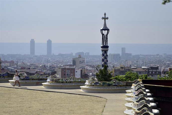 Archivo - Vista del skyline de Barcelona desde el Park Güell.