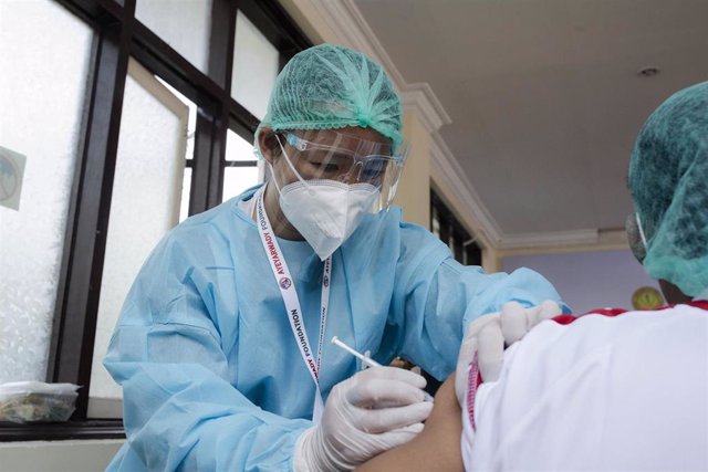 Archivo - Vacunación contra el coronavirus en Birmania