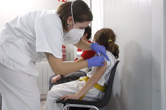 Una niña recibe una dosis de la vacuna contra el Covid-19, en el Hospital de Son Durea, a 15 de diciembre de 2021, en Palma, Mallorca, Baleares (España). Hoy comienza en toda España la vacunación contra el Covid-19 para niños de entre 5 y 11 años. El in