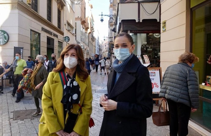 La portavoz del PP de Málaga, Elisa Pérez de Siles, informa sobre medidas para la reactivación económica en materia de comercio
