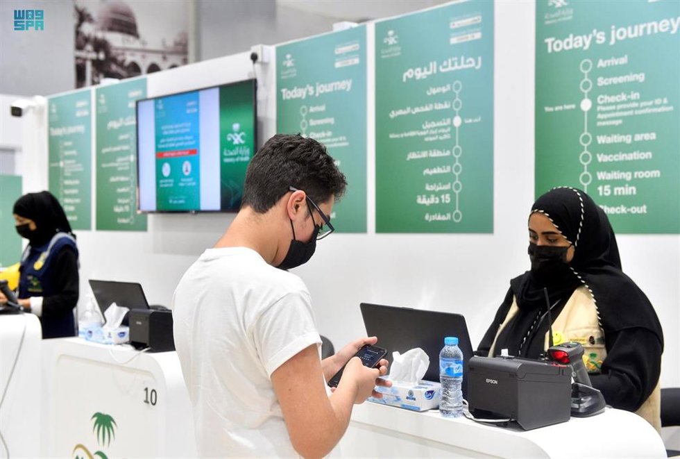 Archivo - Un hombre en un centro de vacunación contra el coronavirus en Arabia Saudí