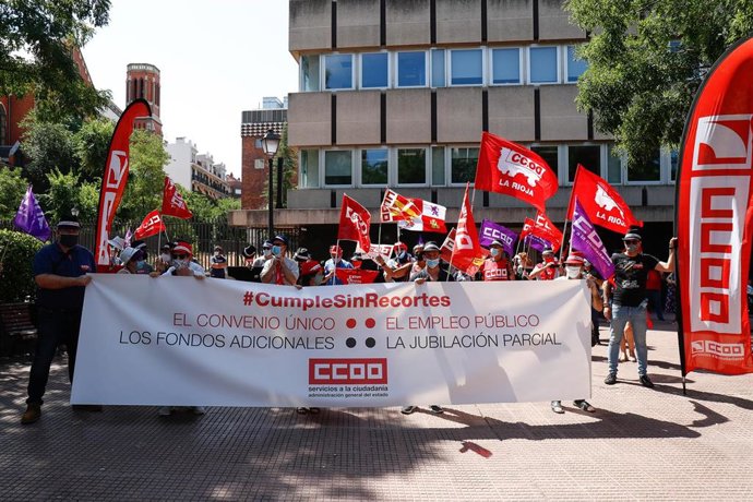 Archivo - Vista de la pancarta que portan los manifestante durante una concentración convocada por CCOO ante la Dirección General de la Función Pública, en Madrid (España), en una imagen de archivo.