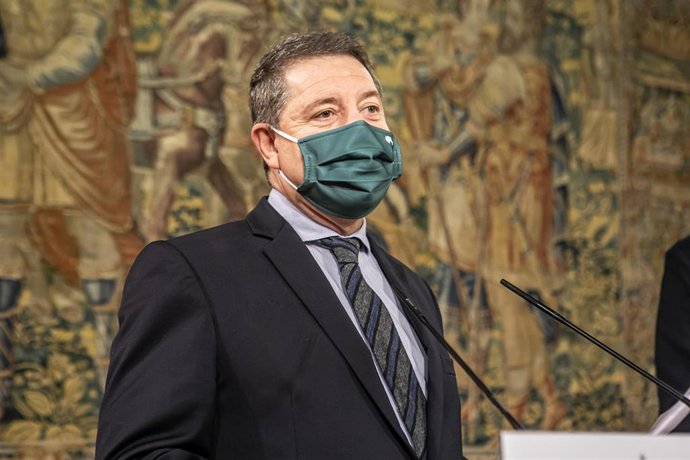 El jefe del Ejecutivo regional, Emiliano García-Page, preside, en la Sala de la Emperatriz del Palacio de Fuensalida, la reunión de la Comisión de Salud Pública y Vacunación