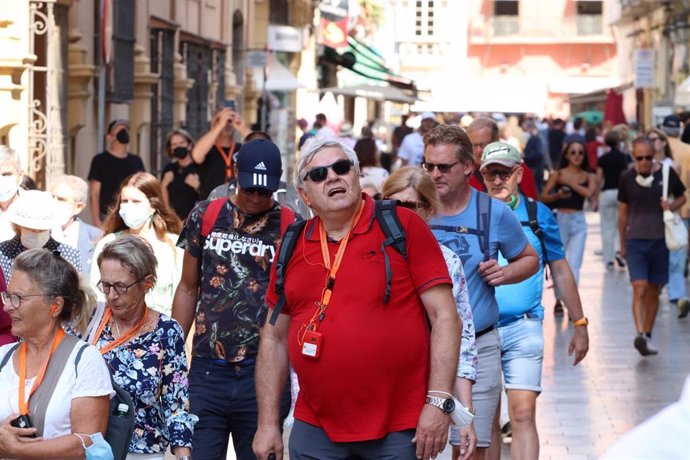 Archivo - Varios turistas pasean por la calles de Málaga, después de que haya atracado un crucero con más de seis mil cruceristas durante el puente de la Hispanidad a 12 de octubre de 2021 en Málaga (Andalucía). 