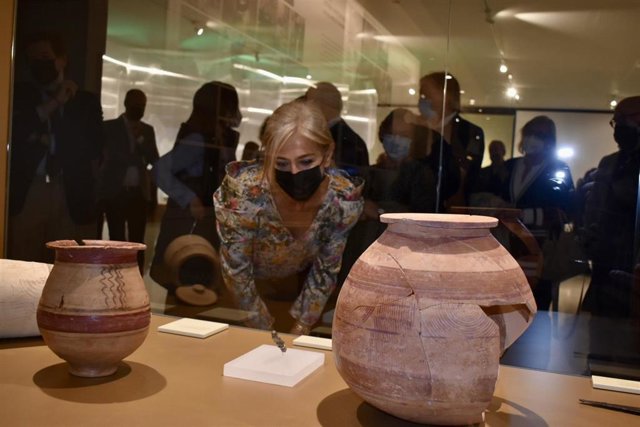 Del Pozo visitando una de las nuevas exposiciones