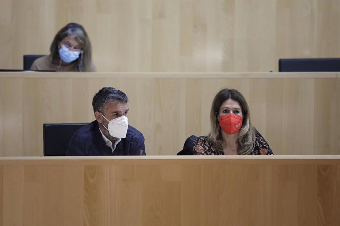 En primera línea,el portavoz del PSOE en la Diputación, José Bernal, y la diputada socialista y viceportavoz Toñi García.