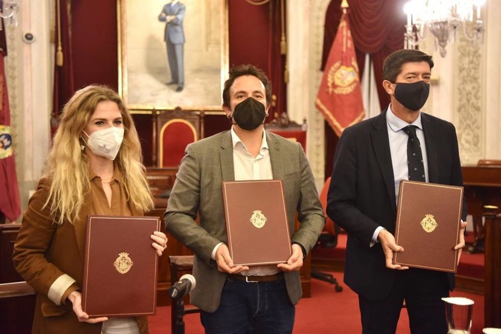 Juan Marín, José María González y Ana Mestre tras la firma del convenio para la Ciudad de la Justicia.