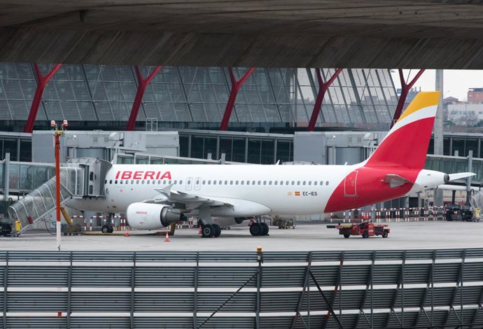 Un avión de Iberia en una de las pistas del aeropuerto de Adolfo Suárez.