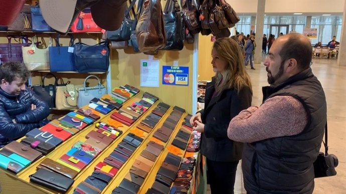 María Ponce, coordinadora de Cs en Huelva y diputada provincial, visitando la Feria de Artesanía Sierra de Aracena en febrero de 2020, junto al concejal de Cs en Santa Olalla del Cala.