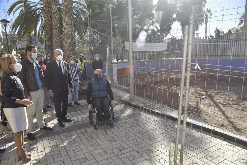 El alcalde de Málaga, Francisco de la Torre, acompañado del concejal de Ordenación del Territorio y del distrito Carretera de Cádiz, Raúl López y Luis Verde, respectivamente, asisten al inicio de las obras del centro Los Guindos Selene