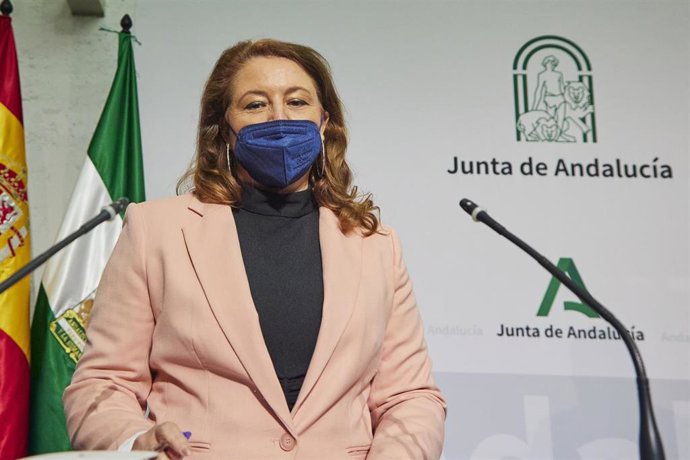 La consejera de Agricultura, Carmen Crespo, atiende a los medios de comunicación durante la rueda de prensa tras el consejo de gobierno, a 28 de diciembre de 2021 en Sevilla (Andalucía, España)