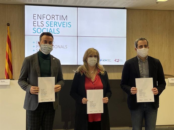 El presidente de la ACM, Lluís Soler, la consellera de Derechos Sociales, Violant Cervera, y el alcalde de Esparraguera, Eduard Rivas, firman el nuevo Contrato Programa de Servicios Sociales 2022-2025.