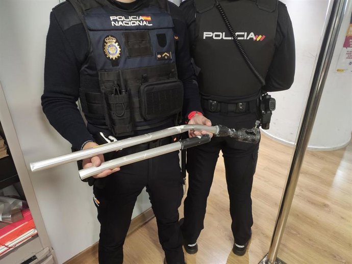 Palo de aluminio con el que el detenido presuntamente agredió a un hombre.