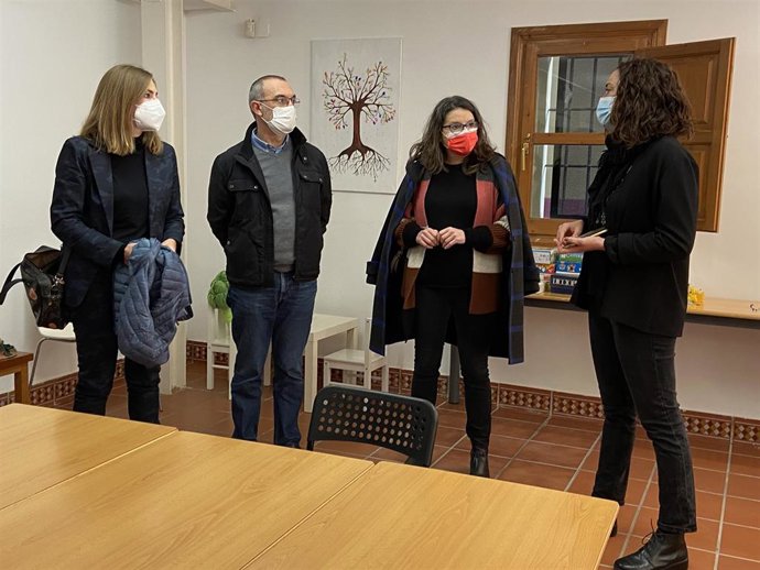 La vicepresidenta y consellera de Igualdad y Políticas Inclusivas, Mónica Oltra, visita las oficinas del Programa Alba