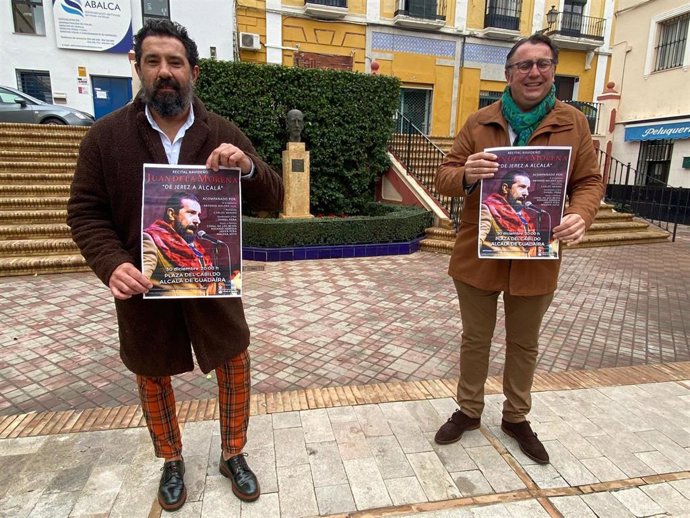 El cantaor Juan de la Morena y el delegado de Flamenco de Alcalá de Guadaíra, Enrique Pavón.