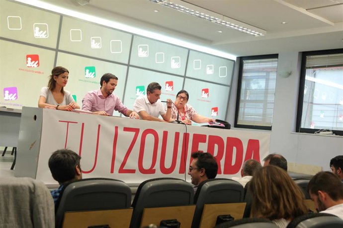 Archivo - La a eurodiputada de IU, Sira Rego (1i); el coordinador federal de la formación , Alberto Garzón;  durante la celebración de la Asamblea Político y Social de IU, a 26 de septiembre de 2019.