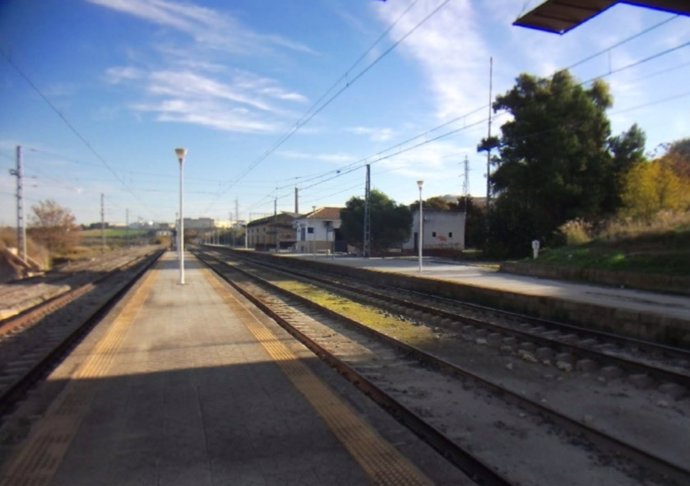 Vías de la la línea de ancho convencional Córdoba-Málaga, a su paso por Aguilar de la Frontera (Córdoba).