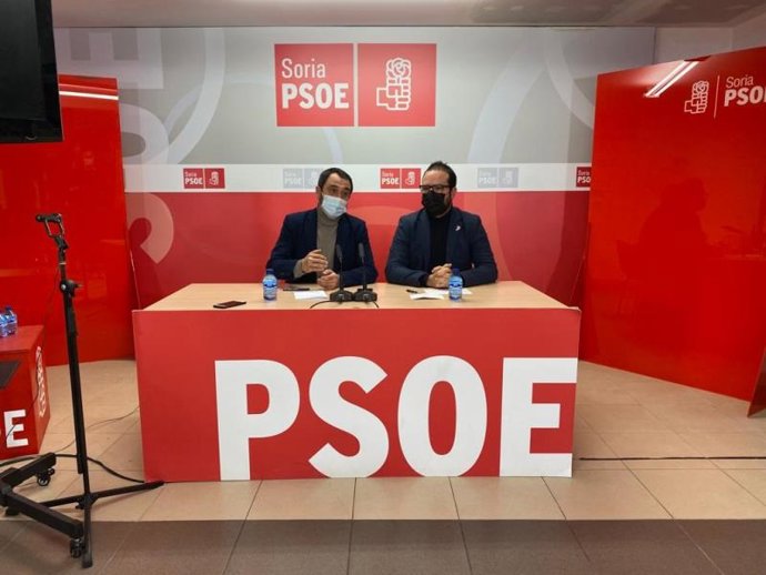 Javier Muñoz (izda) y Ángel Hernández presentan los candidatos del PSOE por Soria al 13 F del 13 F .