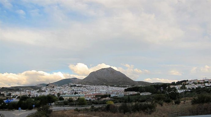 Archivo - Vista de Martos, con la Peña al fondo.