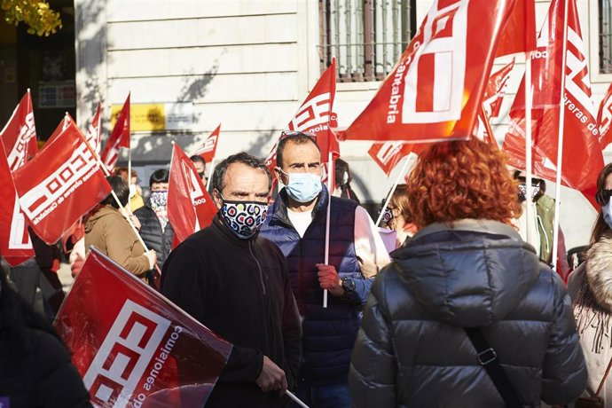Archivo - Varias personas sostienen banderas de CCOO en una imagen de archivo.