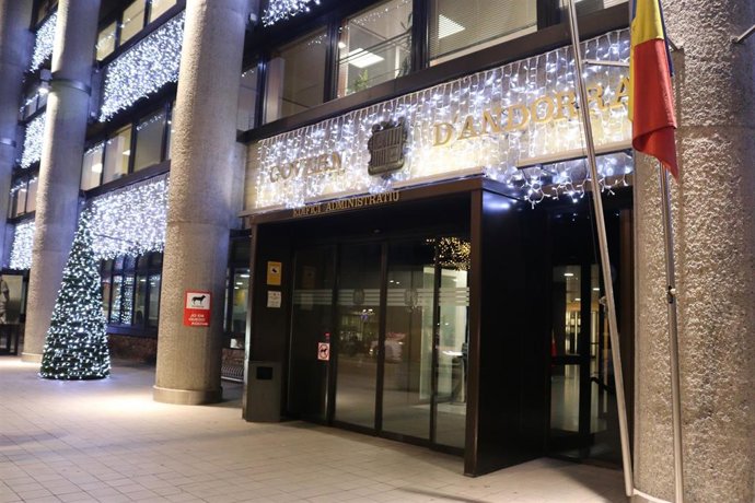 El edificio administrativo del Gobierno iluminado durante las fiestas de Navidad.