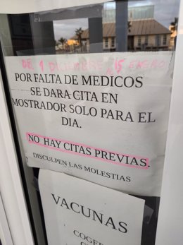 Cartel en el centro de salud de Punta Umbría.
