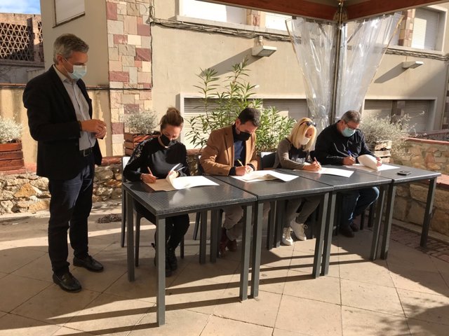 El alcalde de Badalona, Rubén Guijarro, firma con representantes de la restauración y entidades vecinales el acuerdo para establecer un nuevo horario de terrazas.