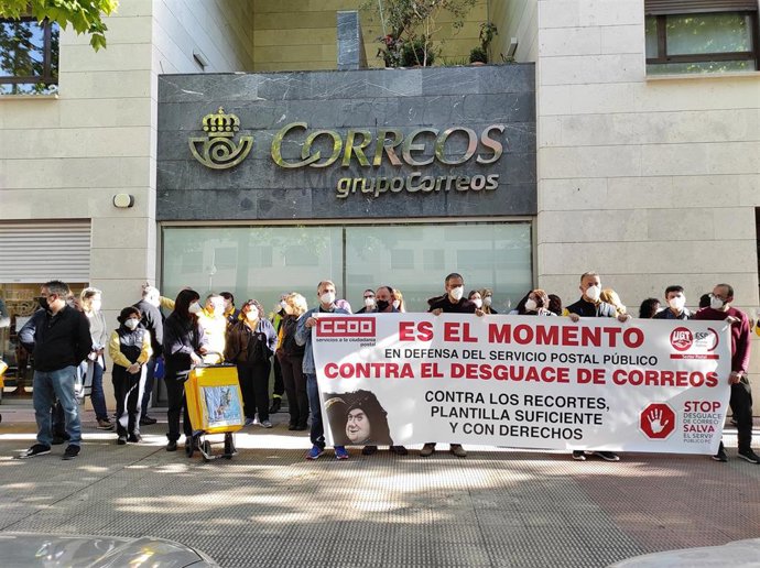 Archivo - Concentración de trabajadores de Correos en una imagen de archivo